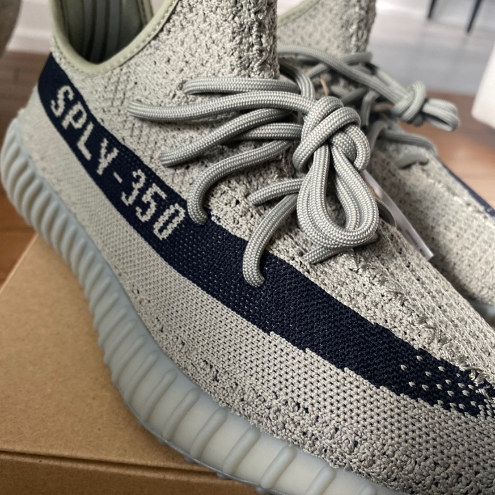 Authentic - YEEZY BOOST - Picture 2 of 9